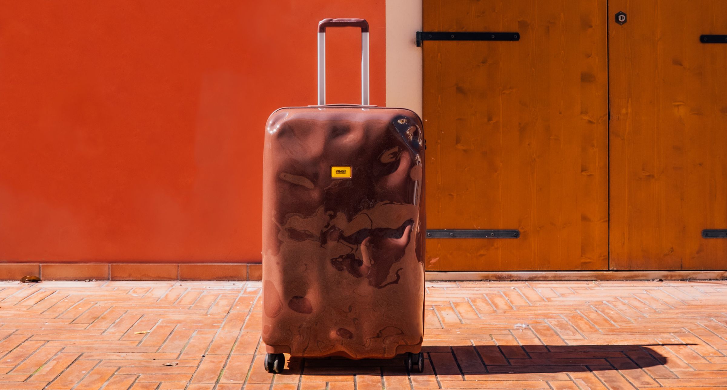 行李箱是你的風格代言人！Crash Baggage、RIMOWA、LV、TUMI用不規則箱型、繽紛色系與客製細節，裝載你的旅行個人色彩