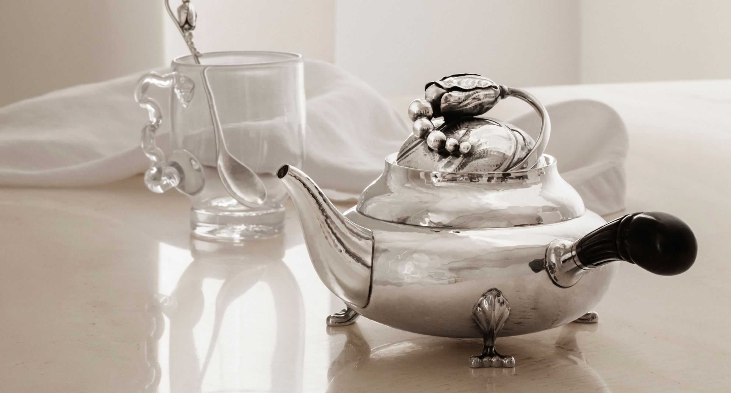 跨越文化疆界，展現異域風情！GEORG JENSEN 2025春夏銀雕藝展以錘紋銀藝，打造恬靜而神祕的家居藝術