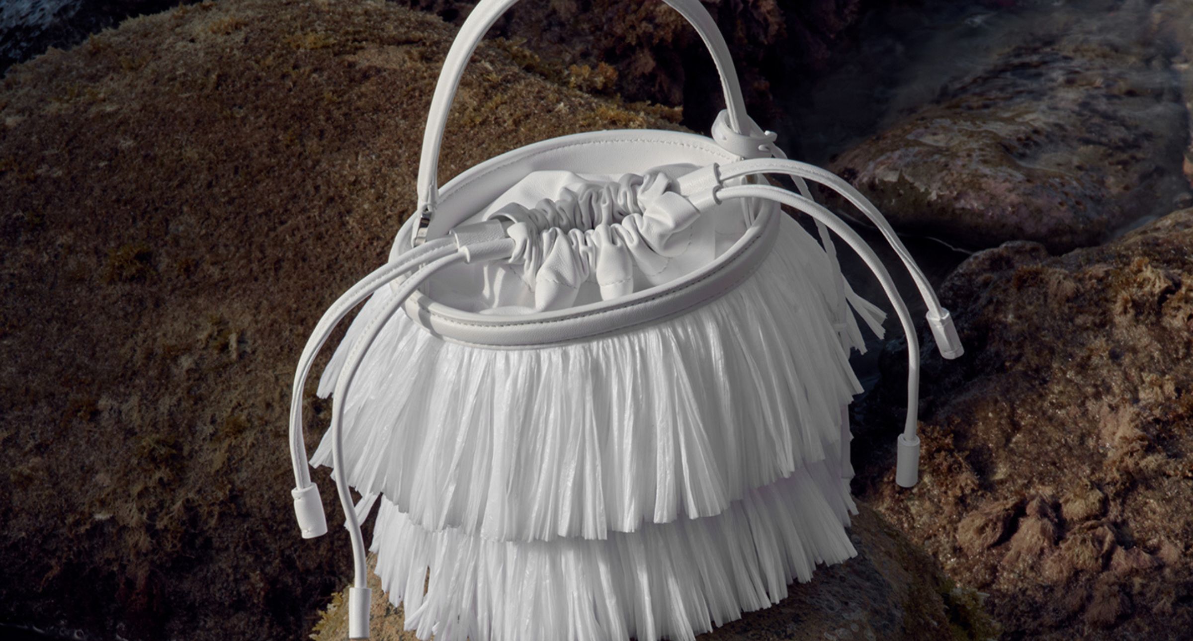 水桶包成為城市漫遊的首選包款，五個城市漫遊場景x水桶包推薦，展現當代生活的輕鬆節...