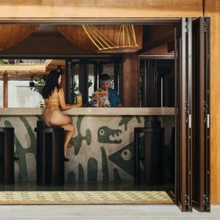 島嶼上的奢華祕境餐廳，LAKU Beach Club 設計與海洋文化交織，編織一...