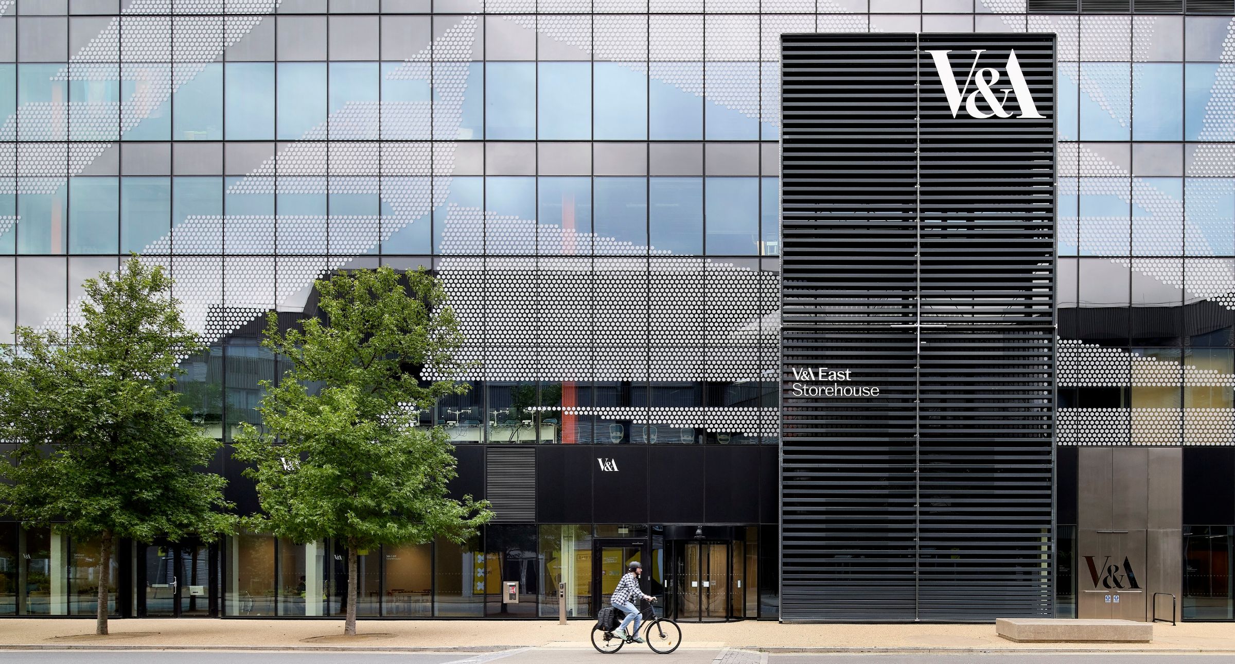V&A East Storehouse新館展什麼？創新Order an Object展示方式，預約近距離研究古埃及織物，還能一窺博物館的幕後運作