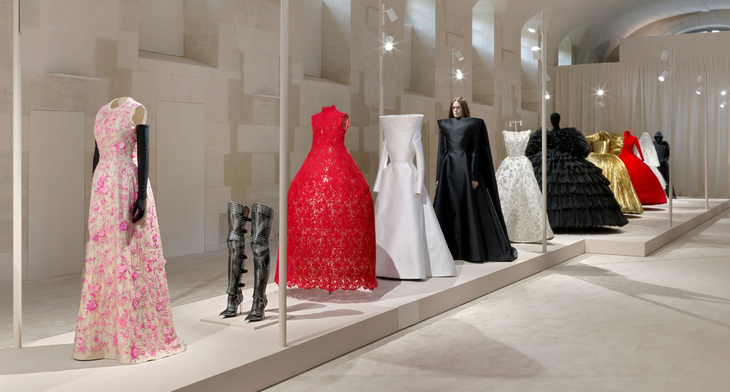 實習生當不成卻成為創意總監！《BALENCIAGA BY DEMNA》展覽，回顧Demna讓BALENCIAGA起死回生的精采之作