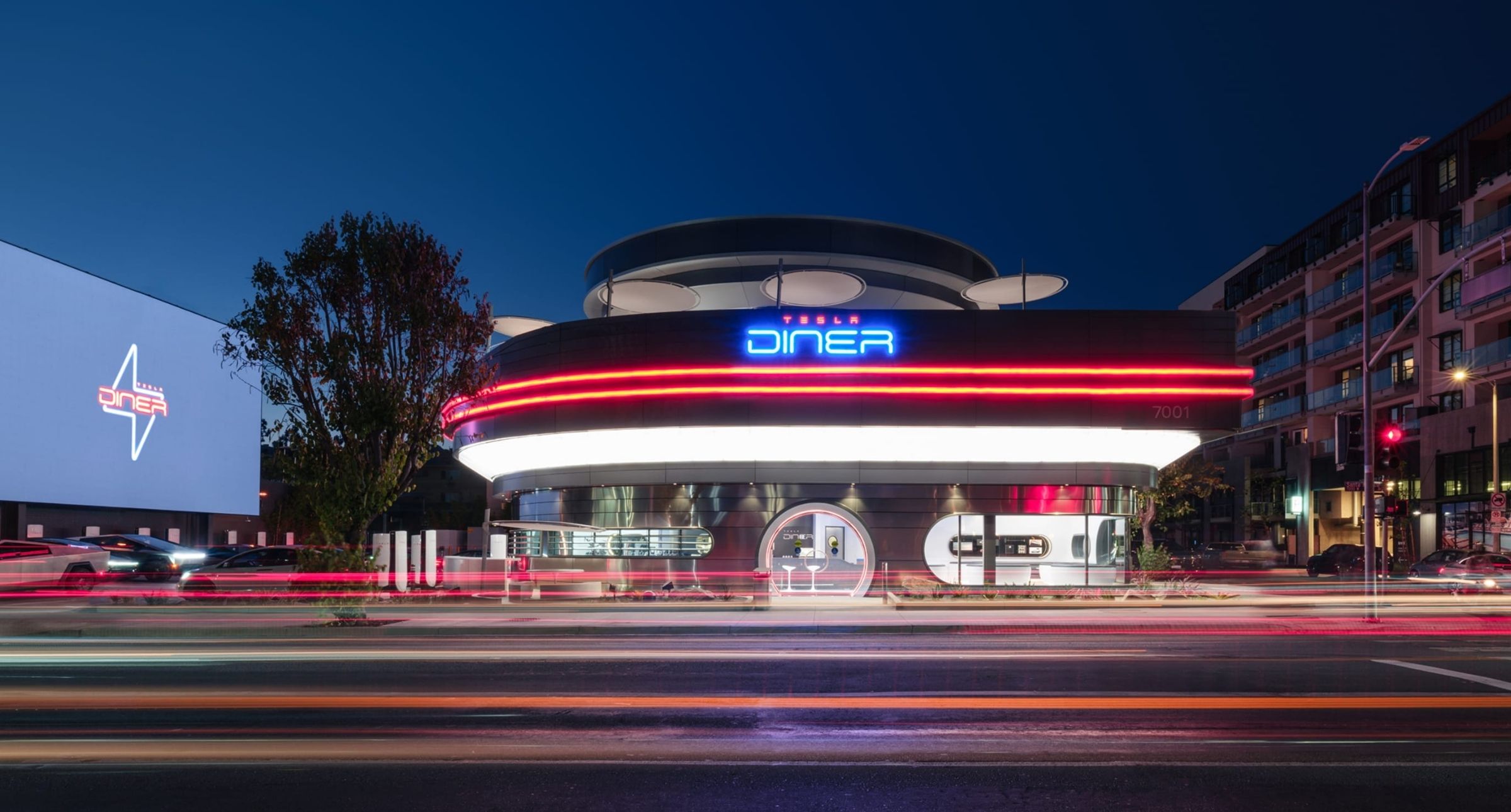 馬斯克開餐廳了！Tesla Diner集充電站、餐廳、露天電影院於一身，餐點包裝還是Cybertruck造型