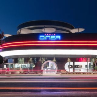 馬斯克開餐廳了！Tesla Diner集充電站、餐廳...