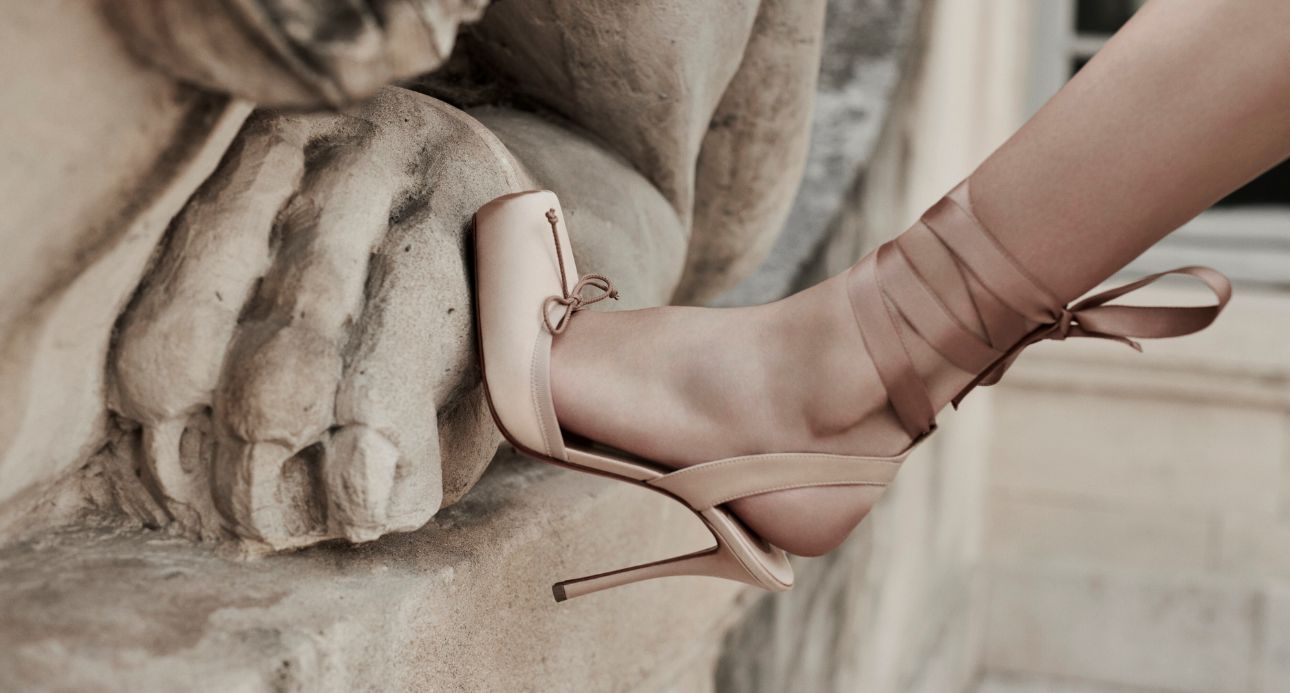 Balletcore不是只有平底運動鞋！Christian Louboutin全新芭蕾高跟鞋，完美集結芭蕾舞鞋經典元素，裸色調讓腿部線條更顯修長