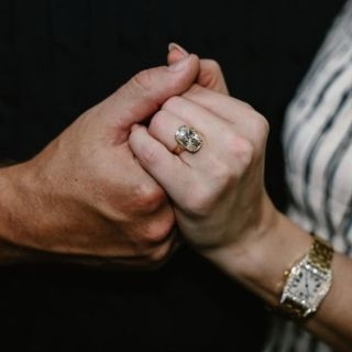 動一下手指就能掀起潮流！泰勒絲訂婚戒來自紐約小眾品牌...
