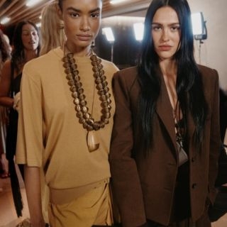 MICHAEL KORS 2026春夏系列大秀，將沙漠風光化身飄逸衣著，為都市生...