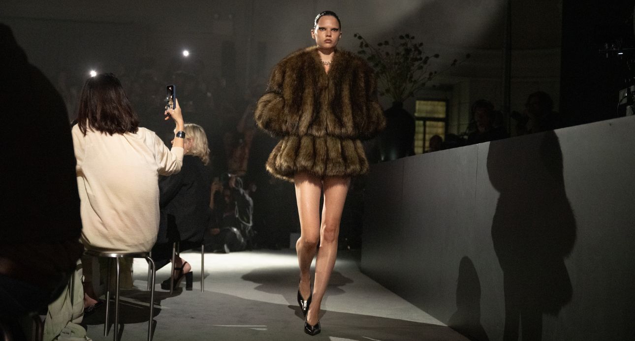 你的說文解字老師已上線！alexanderwang 2026春夏系列回歸紐約時裝週，用「凰」字道盡品牌20年核心