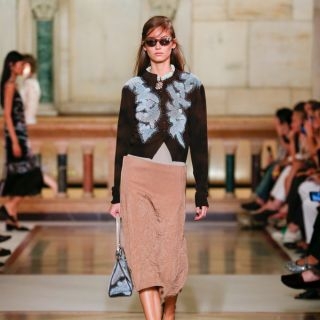 Tory Burch 2026春夏演繹美式運動風，刺繡細節暗藏玄機，「爸爸」與「...