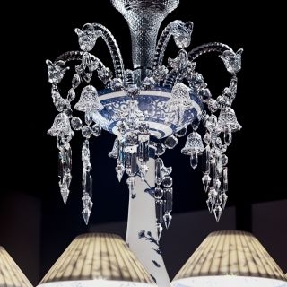 法國頂級水晶品牌Baccarat限量吊燈，揉入青花瓷印象，盡現東西交會之美