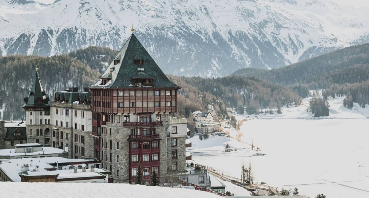 香奈兒女士也曾到訪！來到阿爾卑斯山巔的傳奇滑雪勝地，一窺Badrutt’s Pa...