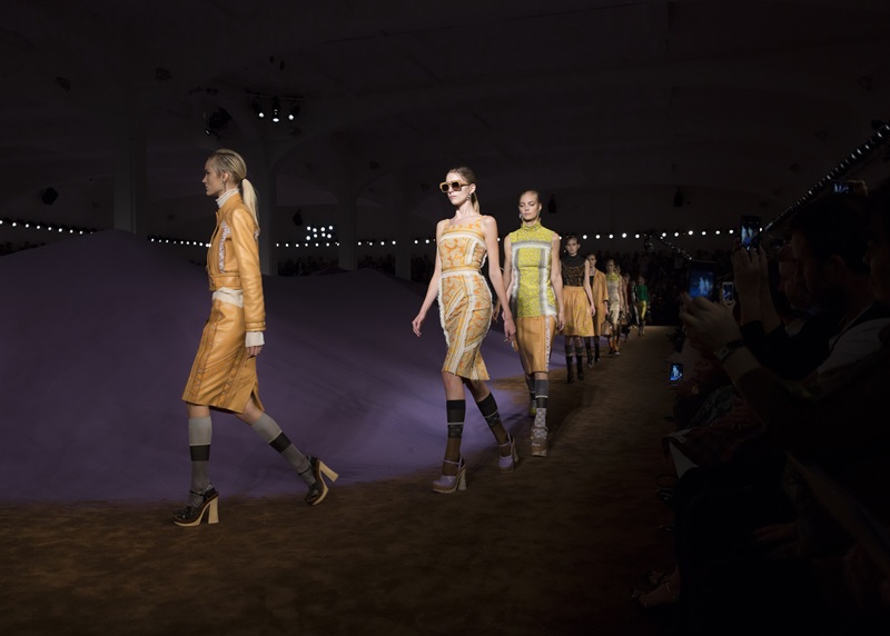 高端？快時尚？Prada 2015春夏女裝的5個奇趣衝突打破界線
