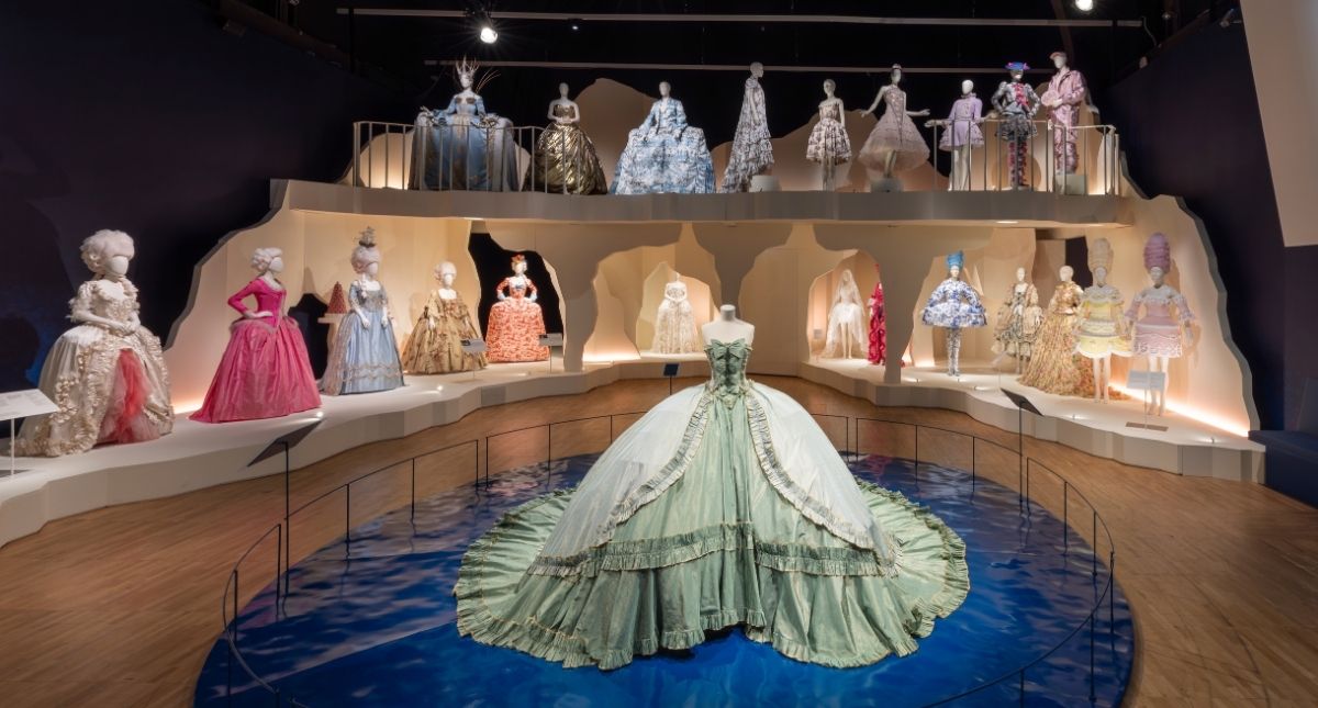 瑪麗安東尼的華服震撼倫敦，調香鬼才Francis Kurkdjian將氣味化為實體展出－盤點5個展出中的香氛、珠寶、時尚展覽