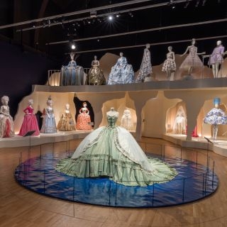 瑪麗安東尼的華服震撼倫敦，調香鬼才Francis Kurkdjian將氣味化為實...