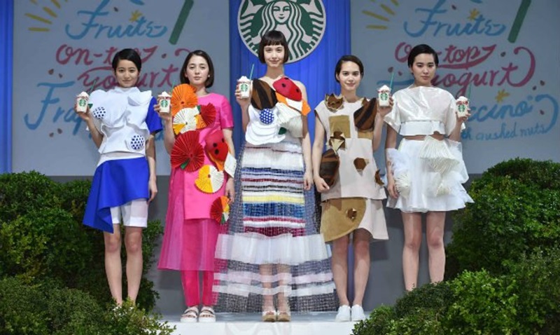 Starbucks也辦起時尚秀 還以星冰樂當主題！