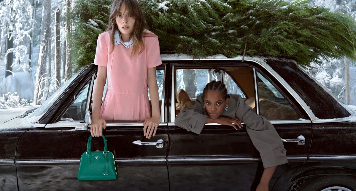 時尚品牌假日形象視覺，以聖誕元素或紛飛雪景，營造夢幻冬日氛圍，同場加映年末獻禮精選