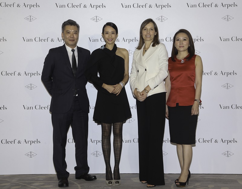 由左至右：Van Cleef & Arpels 梵克雅寶亞太區行銷傳媒總監張旨燊先生、著名香港歌手莫文蔚小姐、Van Cleef & Arpels 梵克雅寶亞太區總裁Catherine Rénier女士、Van Cleef & Arpels 梵克雅寶台灣董事總經理劉大玲女士出席“Enchanting Butterflies”頂級珠寶展媒體午宴