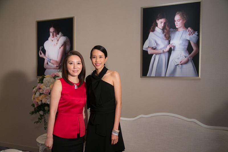 Van Cleef & Arpels梵克雅寶台灣董事總經理劉大玲女士與著名香港歌手莫文蔚小姐於“Enchanting Butterflies”頂級珠寶展媒體午宴。
