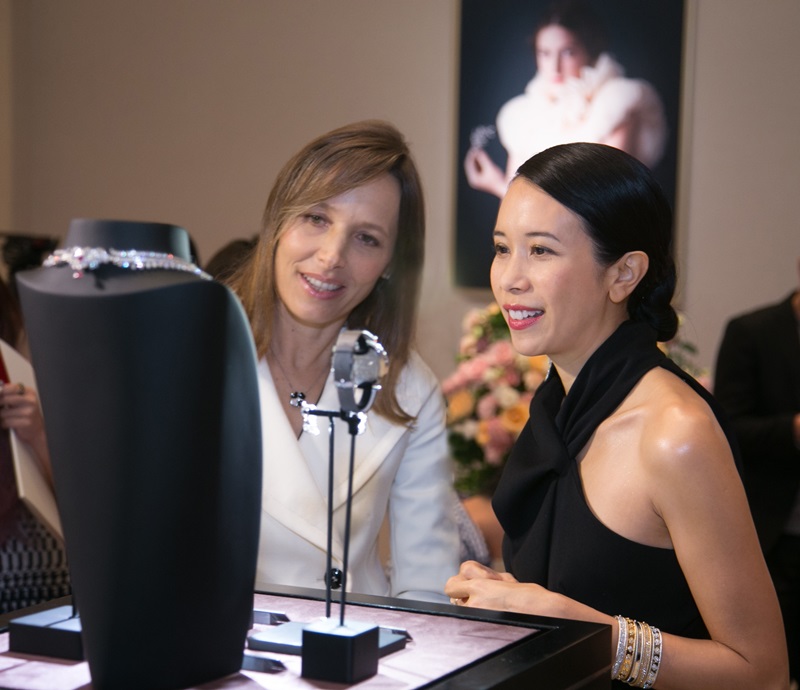 Van Cleef & Arpels梵克雅寶亞太區總裁Catherine Rénier女士帶領著名香港歌手莫文蔚小姐一同鑑賞世家作品。