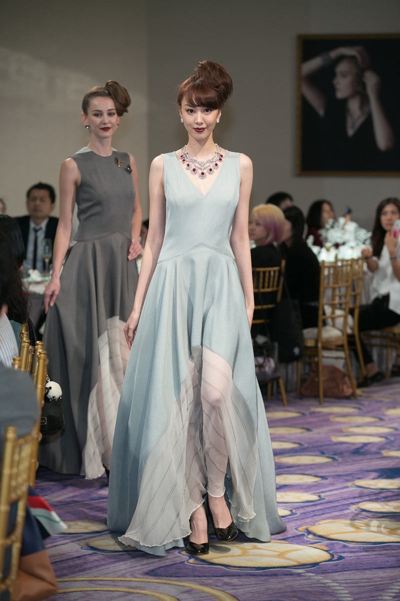 名模張敏紅於“Enchanting Butterflies”頂級珠寶展媒體午宴演繹本次展覽亮點之一：Treasure of rubies套組。