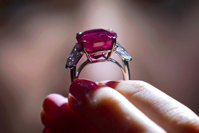 刷新世界紀錄！Cartier「日出紅寶石」9億台幣得標