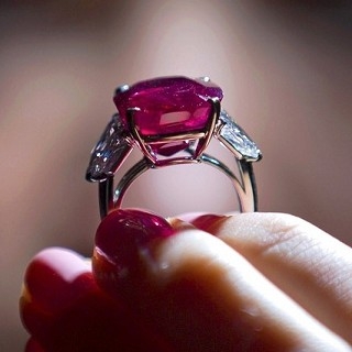 刷新世界紀錄！Cartier「日出紅寶石」9億台幣得...
