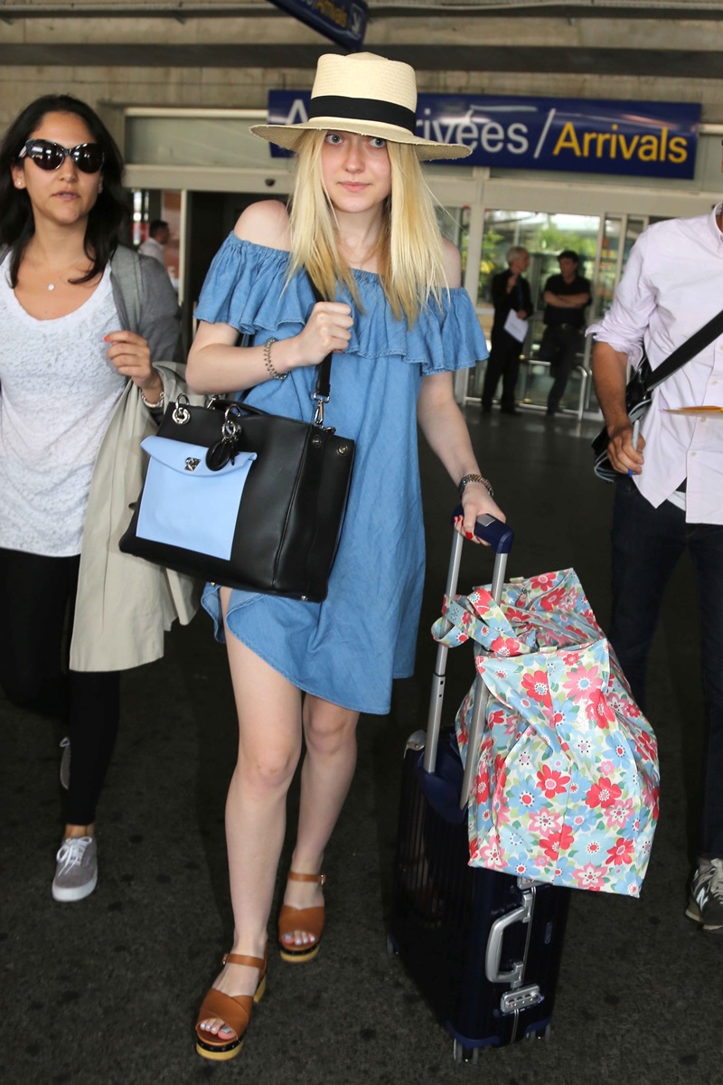 5. 達科塔芬妮(Dakota Fanning)
達科塔芬妮(Dakota Fanning)這身典型的夏日裝扮－甜美的夏季洋裝，有著寬鬆的輪廓和荷葉邊露肩小心機，簡單搭配木屐涼鞋與草帽就是一個完美度假Look。