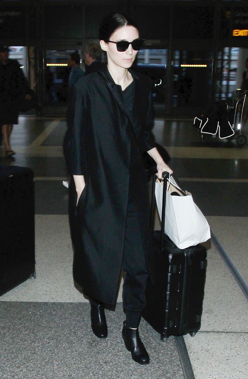 9. 魯妮瑪拉(Rooney Mara)
當妳不知道該穿甚麼的時候，穿黑色就對了！黑色長風衣讓魯妮瑪拉(Rooney Mara)看起來既神秘又酷，更重要的是一點也不麻煩。