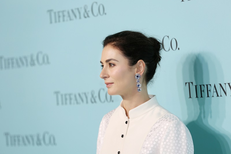 Tiffany設計總監Francesca Amfitheatrof佩戴自己設計的2015 Blue Book系列鑽石和藍寶石耳環。