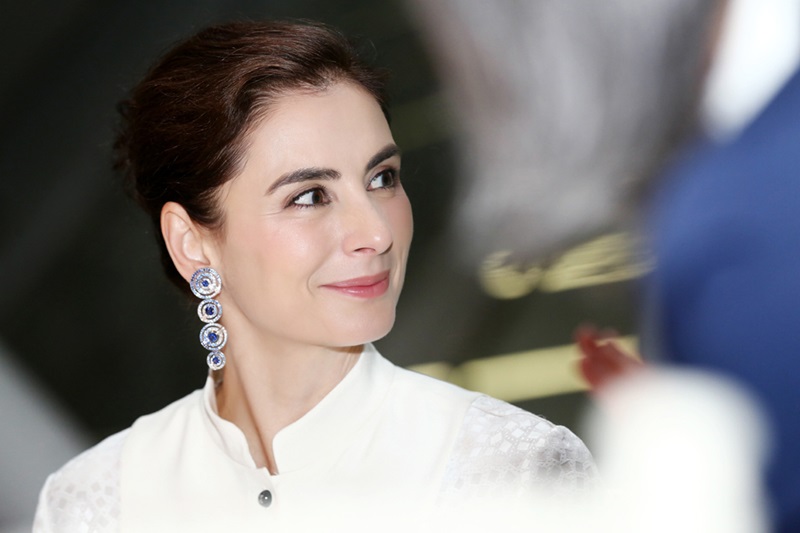 Tiffany設計總監Francesca Amfitheatrof女士佩戴自己設計的2015 Blue Book「海洋藝術之美」系列鑽石和藍寶石耳環。