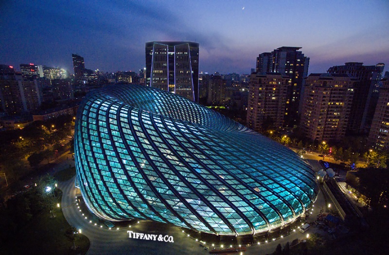 北京城市新地標鳳凰中心被Tiffany的傳奇藍色夢想點亮。
