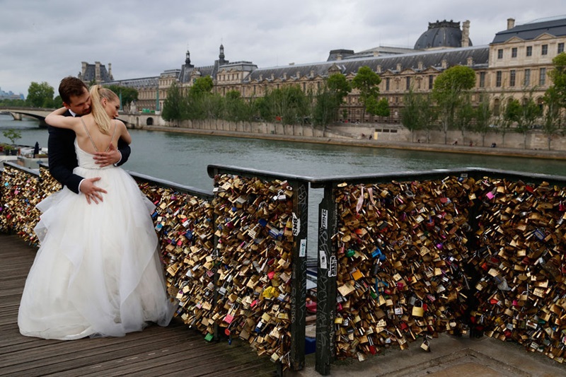 愛之鎖太沉重！巴黎藝術橋卸下100萬顆愛的重量