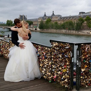 愛之鎖太沉重！巴黎藝術橋卸下100萬顆愛的重量