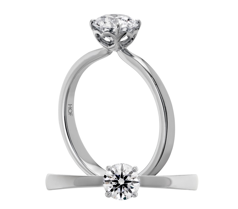 HOF Signature單鑽婚戒簡約卻深藏心型設計，為年輕人喜愛的款式。0.3ct,NT$90,000起。