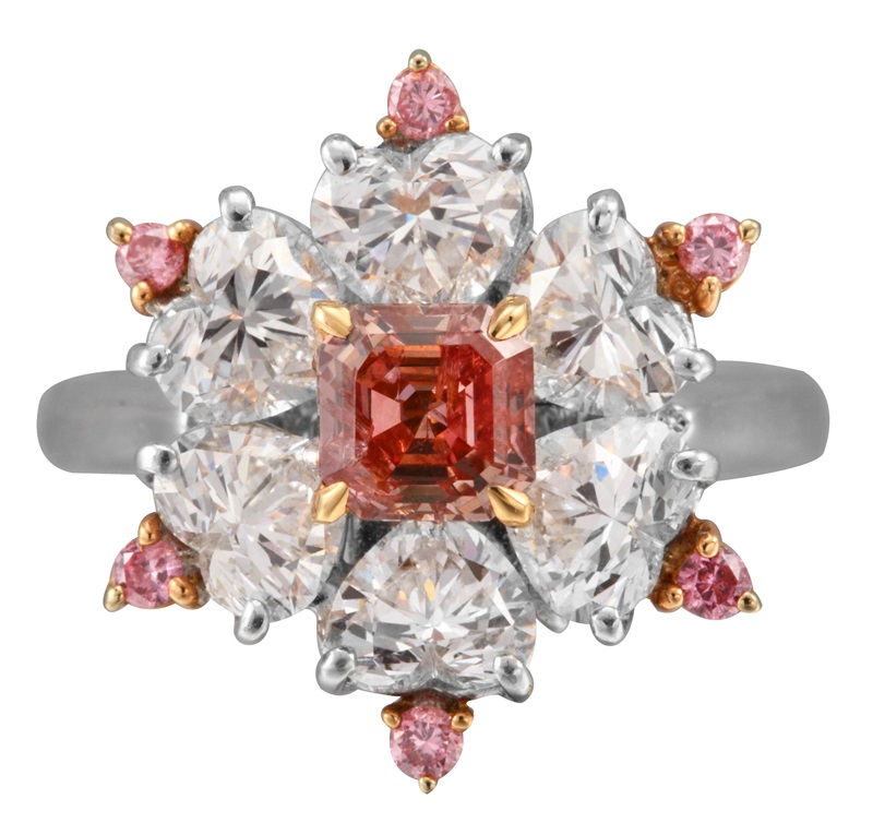 Fancy Deep Orangy Pink主鑽0.57克拉，總價NT$1,200,000