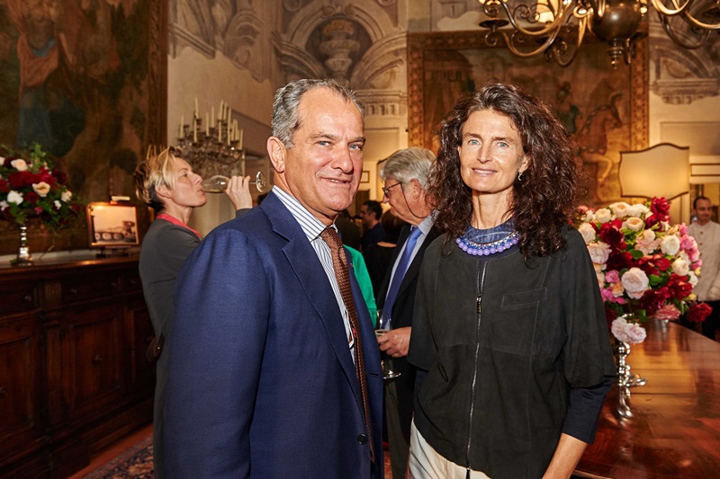 Ferragamo家族成員Leonardo Ferragamo與Maria Beatrice Garagnani Ferragamo於展覽開幕現場留影