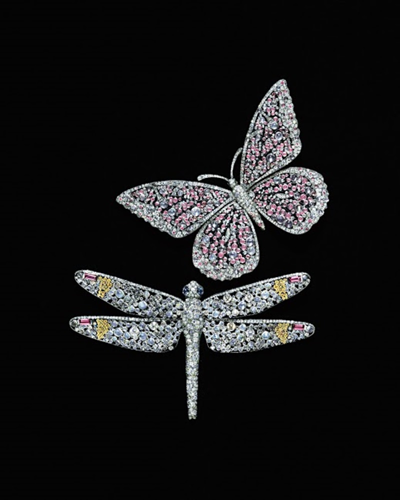 (下)Tiffany鉑金鑲嵌鑽石與藍寶石蜻蜓胸針，NT$ 5,640,000。