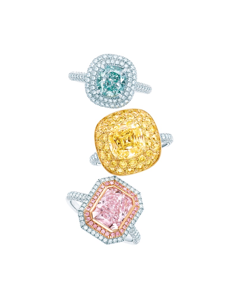 (上)Tiffany Soleste 濃彩藍綠鑽戒指，NT$ 22,740,000