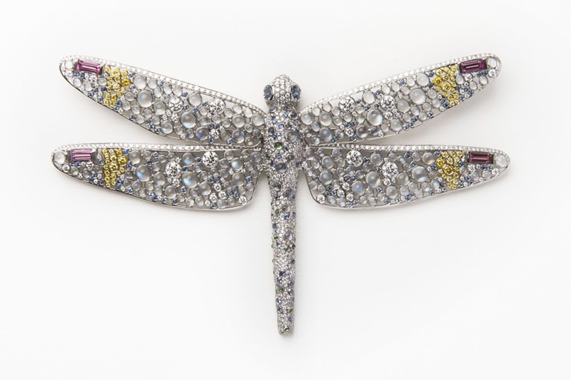 Tiffany鉑金鑲嵌鑽石與藍寶石蜻蜓胸針，NT$ 5,640,000。