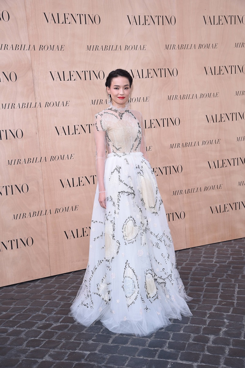 舒淇以一襲2015 春夏高級訂製服展現女神氣勢，豔冠群芳