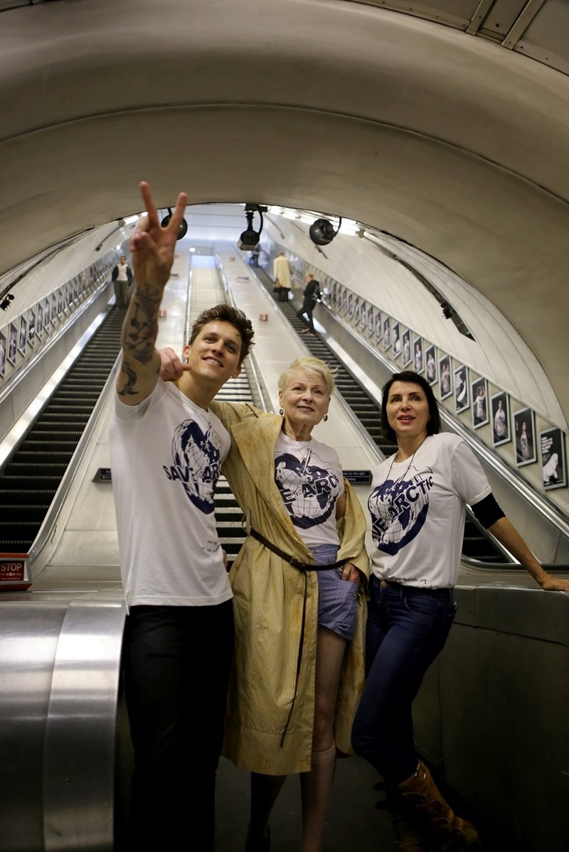 模特兒Leebo Freeman(左)、Vivienne Westwood(中)、演員莎迪‧弗羅斯特Sadie Frost(右) 與授勳的著名攝影師Andy Gotts及綠色和平組織(Greenpeace)於倫敦Waterloo地鐵站宣布開展