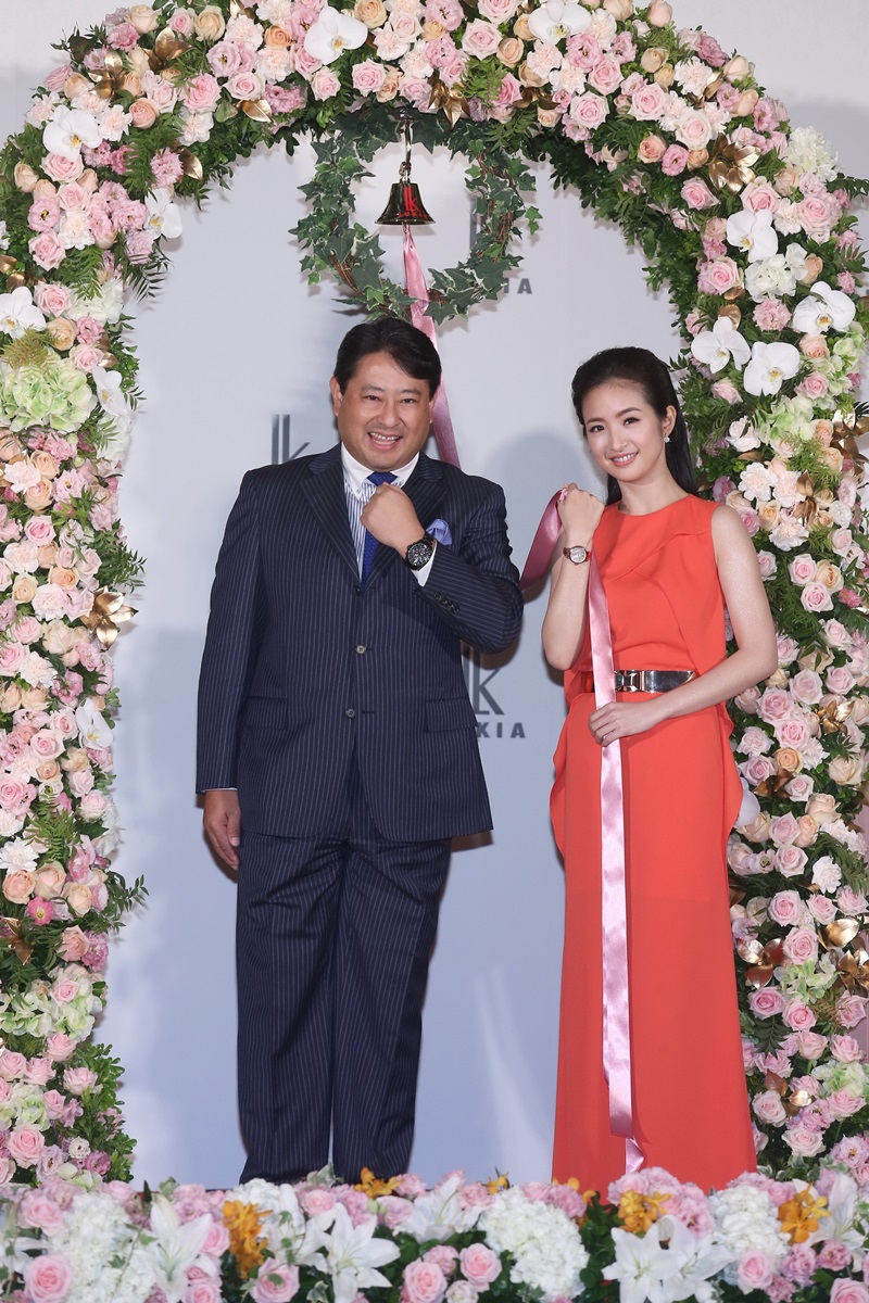 台灣精工國際股份有限公司總經理岡野浩幸與幸福代言人林依晨一同敲響幸福鐘聲