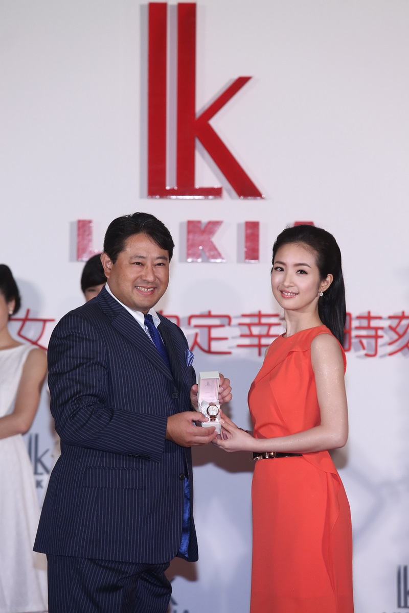 台灣精工國際股份有限公司總經理岡野浩幸贈送幸福人妻林依晨20周年紀念腕錶，祝福婚後生活多采多姿