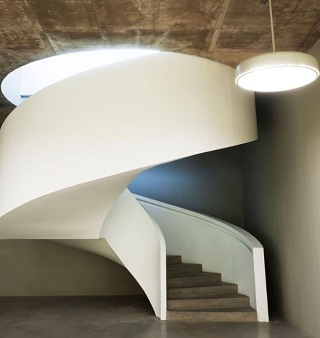 【#Good Design】具創新特色的嶄新皮件工廠符合環境永續發展方面的最高標準，專注於創造、開發、創新、培訓與生產​，完美結合托斯卡尼鄉村自然森林和農業景觀之美!
