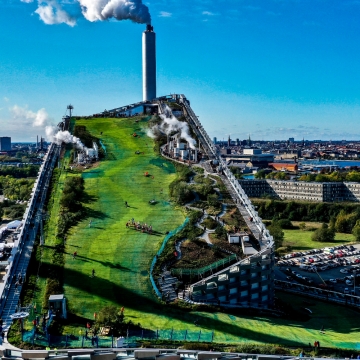 【#住宅與產業】垃圾發電廠、滑雪場還是攀岩牆？複合式建築結合永續再生能發展、世上最清潔且壯麗的CopenHill綠電廠在丹麥！