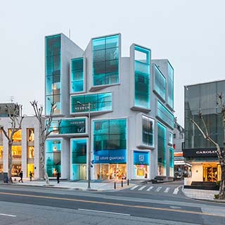 【#Travel】MVRDV僅用9個月的時間，便將江南區的清河大樓從一棟老建築化身為最新的時尚基地。作為多元品牌商場，不只是內部，連外部都要設想每個品牌的曝光機會，最原始的方式即是用落地窗呈現，但設計