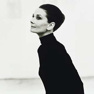 【#Influencer】當世人正緬懷奧黛莉．赫本（Audrey Hepburn）在銀幕上優雅無暇的芬芳氣質，這位在1961年出演《第凡內早餐》撼動整座美國社會的美麗女人，其真實人生卻遠比螢幕裡上演的