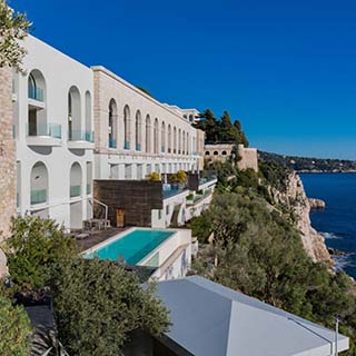 【#Good Design】在法國尼斯的蔚藍海岸（Côte d'Azur），不僅眺望地中海，坐落在沿岸的整幢白色皇宮才是真正夢境。Palais Maeterlinck的位置得天獨厚，保有名流最注重的隱