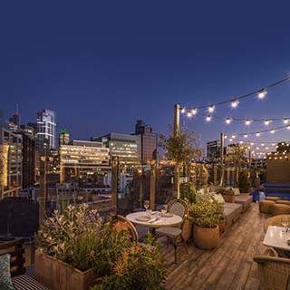【#Travel】倫敦文藝區Shoreditch一向是文青們朝聖的指標，作為文化、時尚和美食聚集的複合聚落，在疫情趨緩後也開始湧入到此購物的人潮，地處此區的Mondrian Shoreditch 酒店