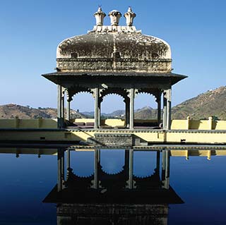 【#Travel】烏代浦爾對於台灣旅客來說很陌生，不過，這座位處拉賈斯坦（Raj Sthan）沙漠邊緣，有14座湖泊圍繞的小山城，曾是印度最富饒跟各城邦郡王家族避暑度假聖地。獨享印度君王尊榮 烏代浦爾